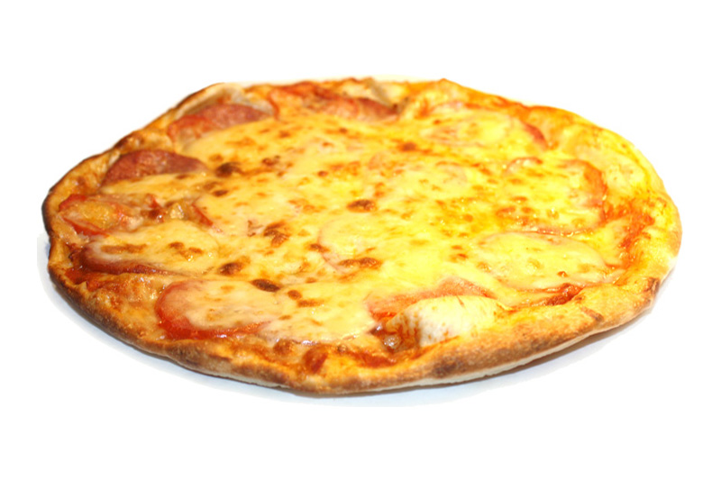 Традиционная пицца с колбасой и сыром Моццарелла.
