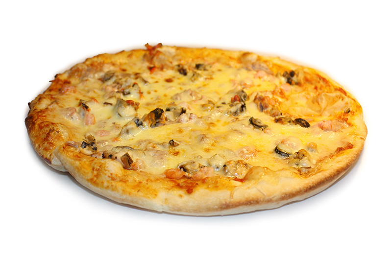 Изысканная пицца с креветками, мидиями, тунцом, соусом из томатов и сыром Моццарелла.