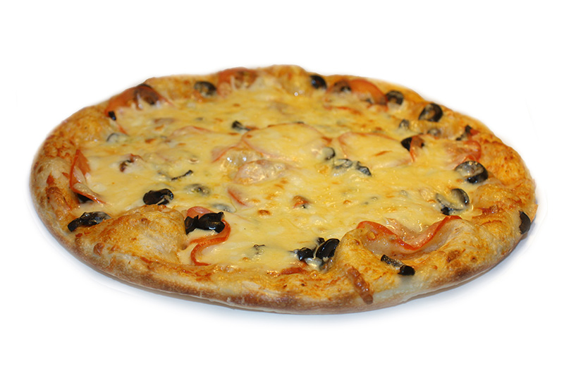 Легкая пицца с кусочками куриной грудки, ананасом, маслинами и сыром.