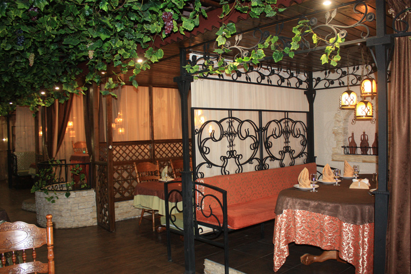Сайт кавказского ресторана. Кафе в Кавказском стиле. Кафе кавказской кухни. Интерьер ресторана кавказской кухни. Интерьер кафе кавказской кухни.